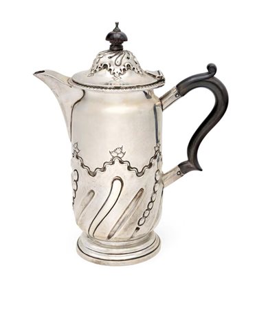 Caffettiera in argento, Londra 1900 corpo cilindrico con decorazione sbalzata...