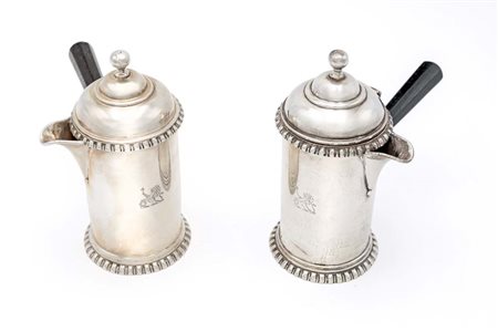 Coppia di cioccolatiere egoiste in argento, Londra 1907 corpo cilindrico...