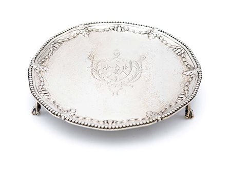 Piccolo salver in argento, Londra 1772 piatto circolare con profilo sagomato...