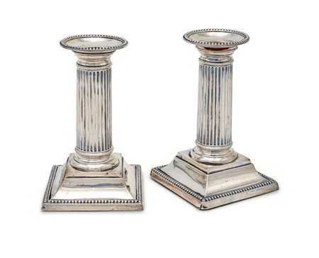 Coppia di candelieri da tavolo in argento a forma di colonna, Londra, 1889...