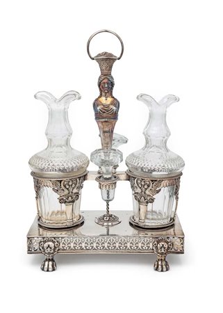 Acetoliera in argento, Parigi, XIX secolo vassoio rettangolare con fascia...