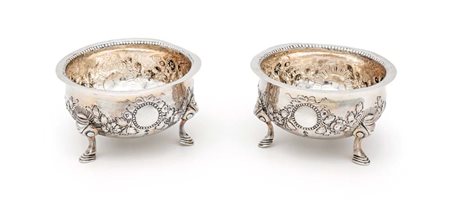 Coppia di ciotole in argento sbalzato ed inciso di forma circolare con breve...