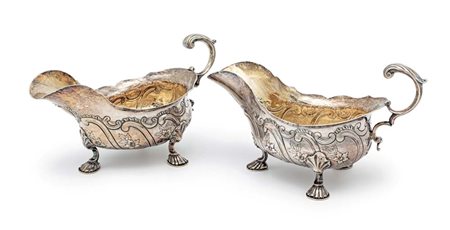 Coppia di salsiere a navicella in argento sbalzato, Londra, 1746, orafo Sam...