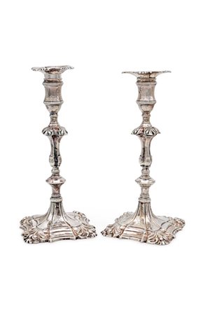 Coppia di candelieri in argento, Londra, Giorgio II, orafo William Cafe...