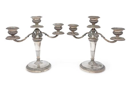 Coppia di candelabri a tre luci in argento 800/000 portacandela a forma di...