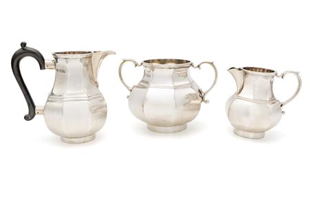 Caffettiera, zuccheriera e lattiera in argento, Londra, 1904 e 1905 corpi...