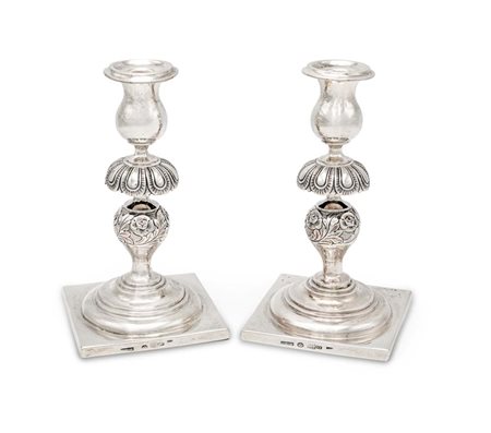 Coppia di candelieri in argento, Russia, 1862 fusto a balaustro composito...