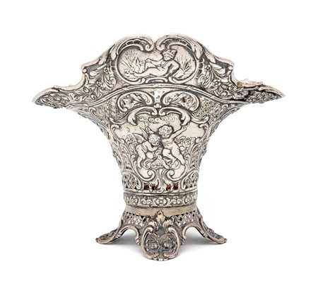 Cestino in argento, Hanau, Germania, XIX secolo corpo a tromba caratterizzato...