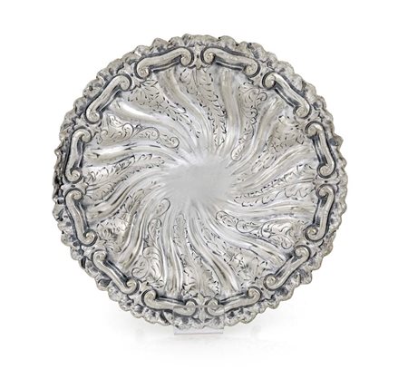 Alzatina in argento sbalzato ed inciso piatto circolare con profilo sagomato...