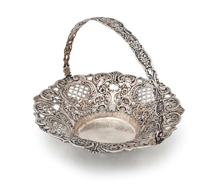 Cestino circolare in argento traforato caratterizzato da cartigli, grillages,...