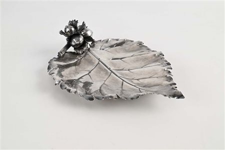 Federico Buccellati - Foglia cuoriforme con margini dentati alzatina...