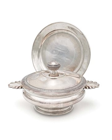 Zuppiera con coperchio e vassoio in argento 800/000 corpo circolare, manici a...