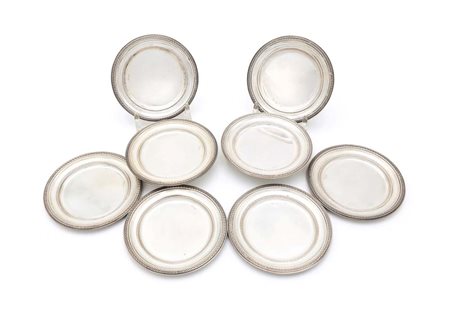 Otto piattini da pane in argento 800/000 caratterizzati da sottile profilo...