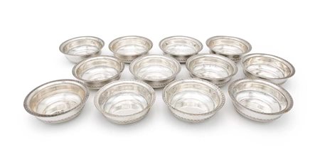 Dodici vaschette in argento con profilo a palmette Gr. 1.000 cm 4x12 - peso...