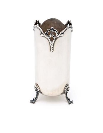 Vasetto in argento di forma cilindrica su tre piedi altezza cm 13,5 - gr. 164