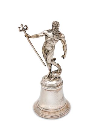 Campanella da tavola in argento impugnatura scultorea in forma di Nettuno con...