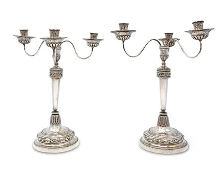 Coppia di candelabri a doppio uso in argento a tre luci portacandela in forma...