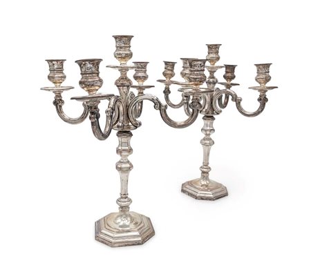 Coppia di candelabri in argento 800/000 fusto a balaustro poliedrico con...