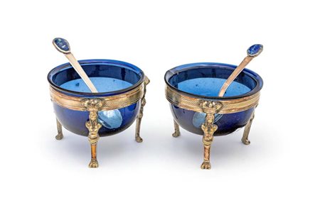 Coppia di saliere in argento con vaschetta in vetro soffiato blu e...