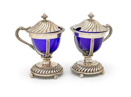 Coppia di saliere in argento e vetro blu corpo a coppa con manico e coperchio...