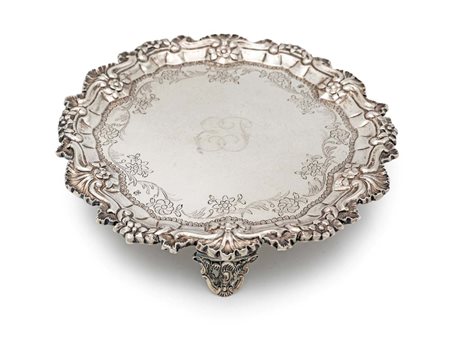 Piccolo salver in argento, Olanda, XIX secolo al centro iniziali circondate...