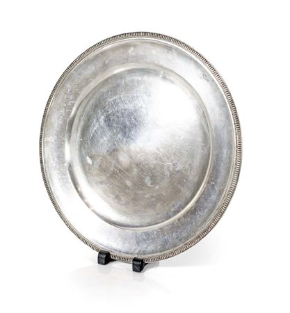 Grande piatto circolare in argento 800/000 orlo percorso da dentelli...
