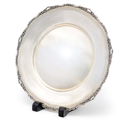 Piatto con orlo percorso da volute diametro cm 25 - gr. 285