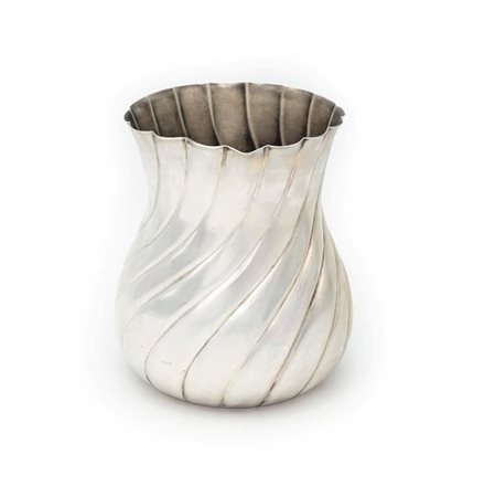 Piccola brocca in argento Italia corpo percorso da fasce diagonali, manico a...