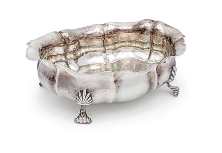 Centrotavola in argento forma ovale con orlo sagomato e ondulato; piedi...