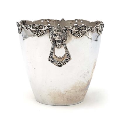 Secchiello portaghiaccio in argento 800/000 caratterizzato da profilo...