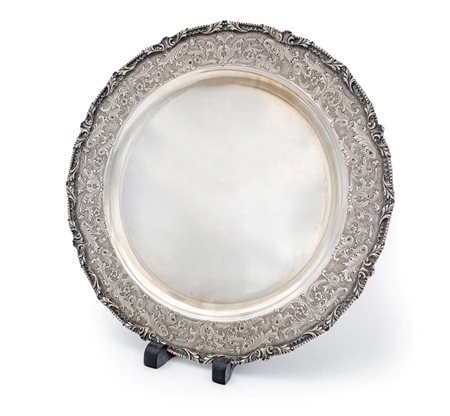 Piatto circolare con tesa incisa a volute vegetali e fiori diametro cm 32 -...