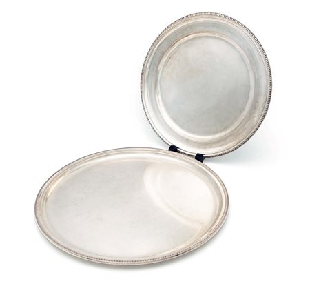 Due piatti da portata in argento 800/000 di forma circolare diametro cm 30 e...