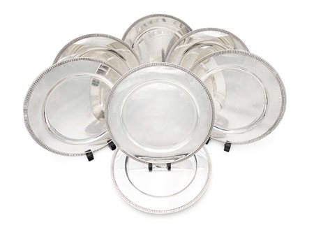 Dodici sottopiatti in argento 800/000 profilo a palmette e ciglio perlinato...