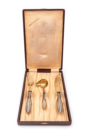 Astuccio contenente tre posate da portata coltello a sciabola, forchettone a...