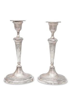 Coppia di candelieri in argento, probabilmente produzione italiana su modello...