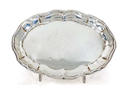 Piccolo vassoio ovale in argento tesa modanata sagomata cm 23x16,5 - gr. 150