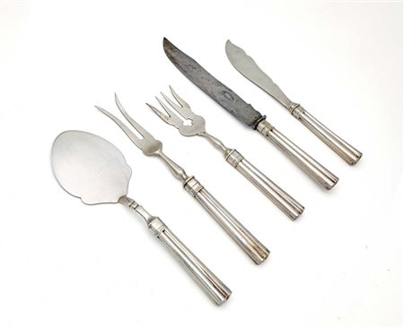 Cinque posate da portata con prese scanalate, Austroungarico, XIX secolo...