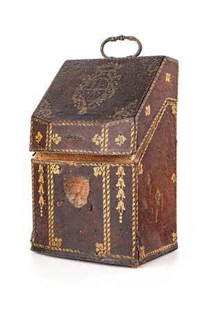 Antico cofanetto porta posate in legno rivestito in cuoio con stemma...