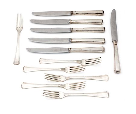 Sei forchette da dessert ed altrettanti coltelli con impugnatura geometrica...