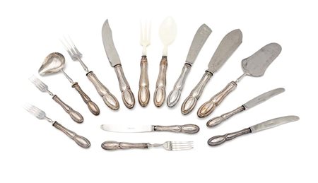 Servizio da dessert e posate da portata in lamina d'argento sbalzata dodici...