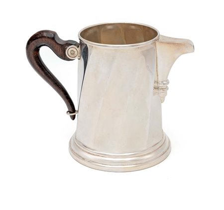 Lattiera in argento, Italia corpo troncoconico segnato da sfaccettature...