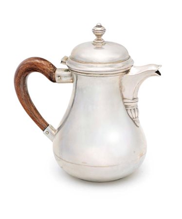 Caffettiera in argento, Italia corpo ad anfora con manico sagomato in legno e...