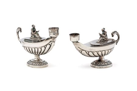 Coppia di piccole lucerne in argento, XX secolo dalla caratteristica forma...