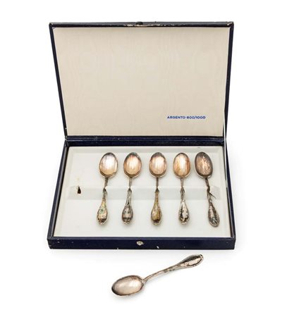 Sei cucchiaini da tè in argento 800/000, entro scatola impugnatura con...