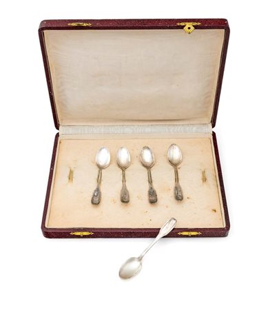 Cinque cucchiaini da caffè con impugnatura squadrata, entro scatola originale...