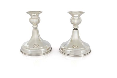 Coppia di candelieri bassi in argento 925/000 portacandela a forma di vaso su...