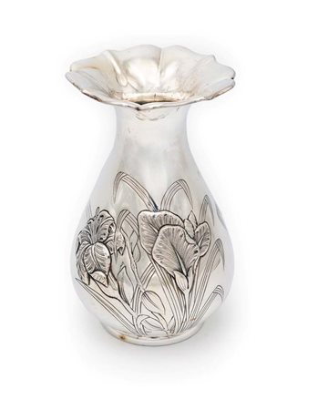 Vaso in argento 800/000, Ventrella, Roma corpo ad anfora decorato da grandi...