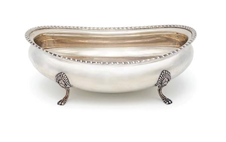 Centrotavola ovale in argento 800/000 orlo baccellato, piedi ferini con...