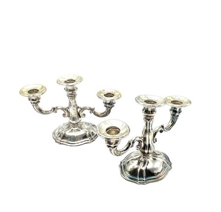 Coppia di candelabri a tre luci in argento 800/000 (appesantiti) stelo...