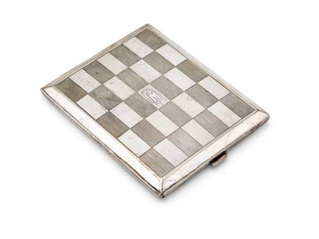 Portasigarette in argento inciso a motivi geometrici apertura a scatto e...